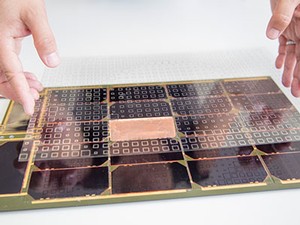 an example of anantenna on glass
